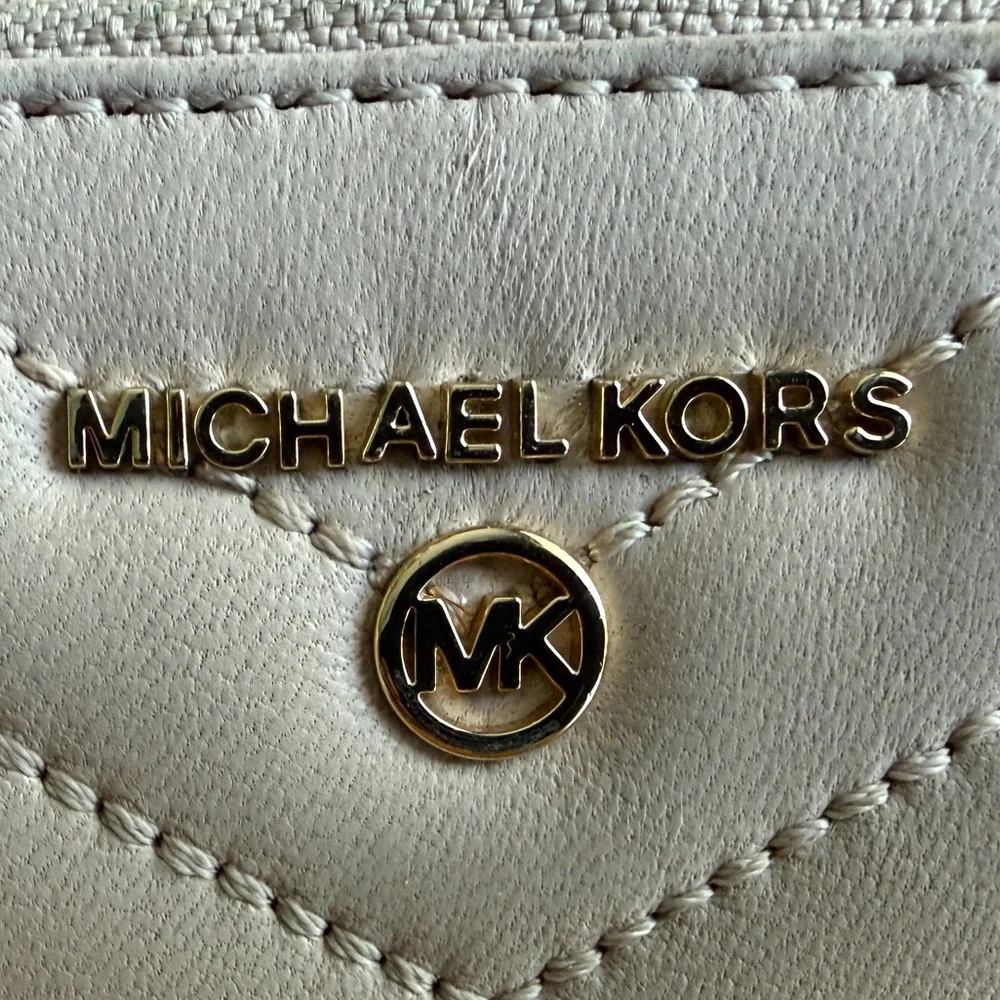Michael Kors Blush Quilted Wristlet - Picture 4 of 12